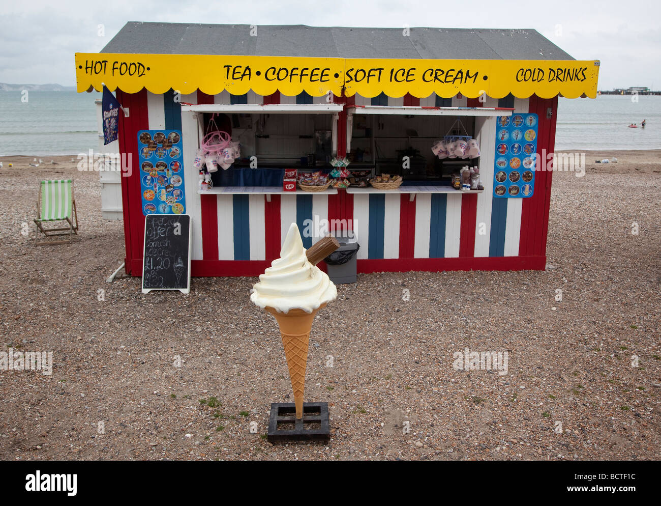 Giant ice cream cone display Fotos und Bildmaterial in hoher