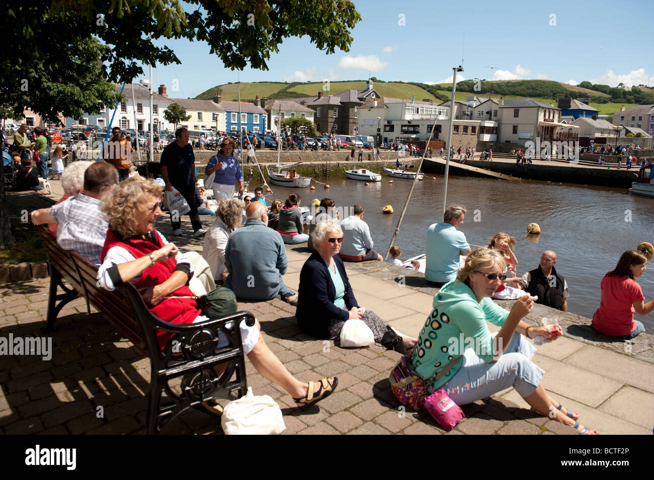 Menschen rund um den Hafen in der Sonne sitzen, während die Cardigan Bay Seafood Festival 2009 Aberaeron Ceredigion Wales UK Stockfoto