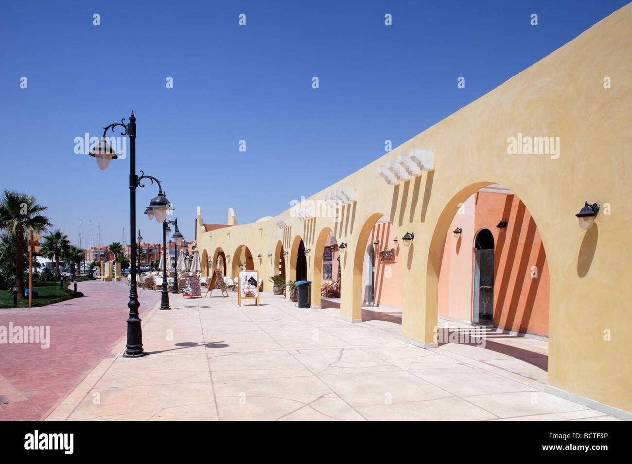 Bögen der Arkaden, Straßenlaterne, traditioneller Markt, Souk, Marina, Hurghada, Ägypten, Rotes Meer, Afrika Stockfoto