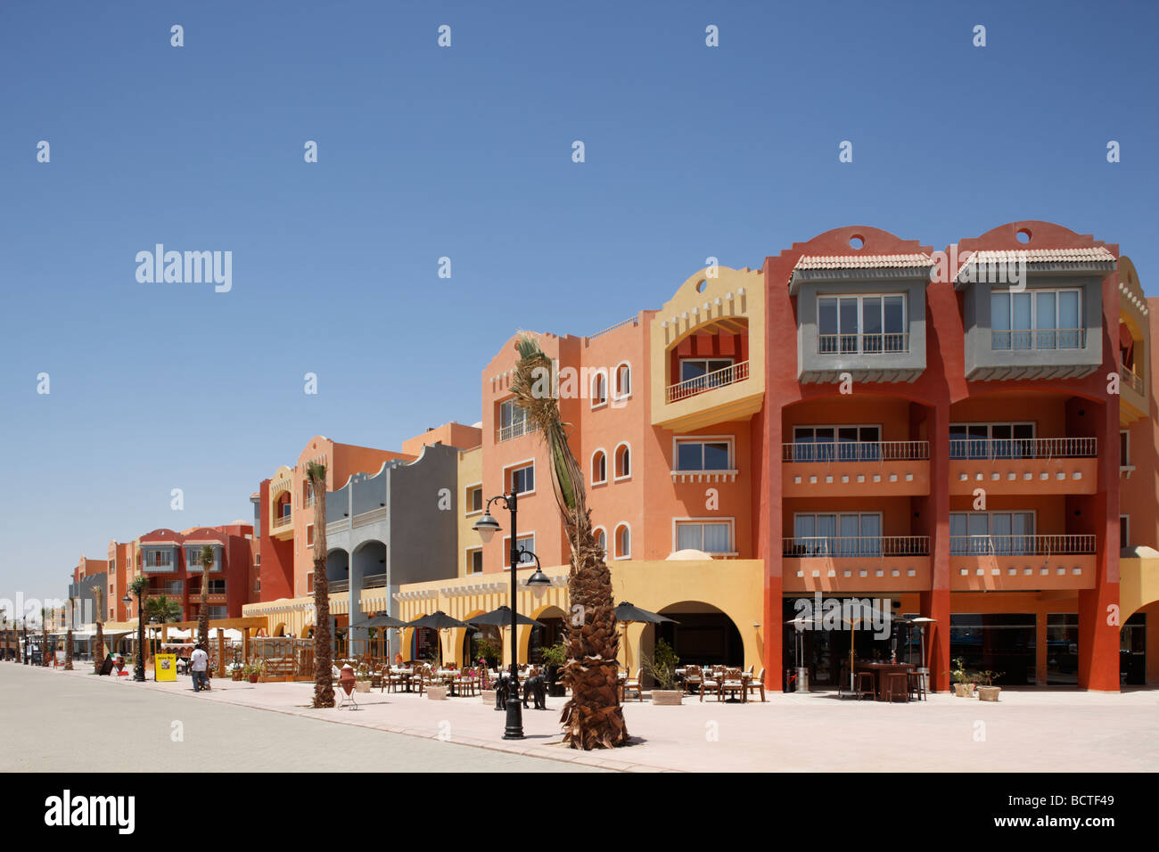 Reihe von Häusern mit Restaurants, Marina, Hurghada, Ägypten, Rotes Meer, Afrika Stockfoto