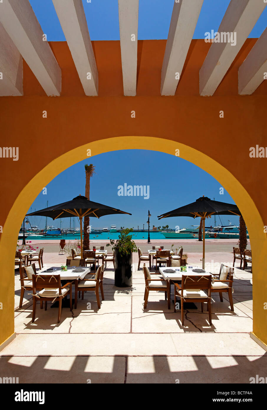 Öffnen Sie Open-Air-Restaurant, Sonnenschirme, Bogen, Marina, Hurghada, Ägypten, Rotes Meer, Afrika Stockfoto