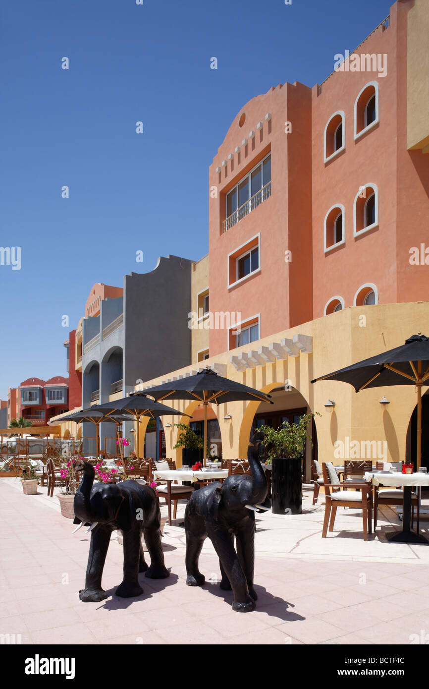 Open-Air-Restaurant, Sonnenschirme, Elefant Skulpturen, Marina, Hurghada, Ägypten, Rotes Meer, Afrika Stockfoto