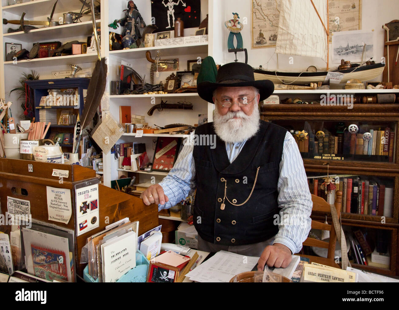 Old-Time Goldgräberstadt Ladenbesitzer und Shop in Columbia State Historic Park, Kalifornien Stockfoto
