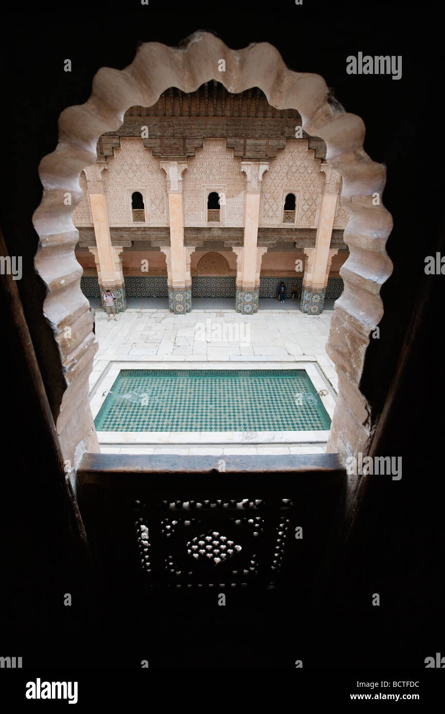 Islamische Architektur an Ben Youssef Medersa (Ben Yussuf Medressa) in Marrakesch Altstadt (Medina), Marokko. Stockfoto