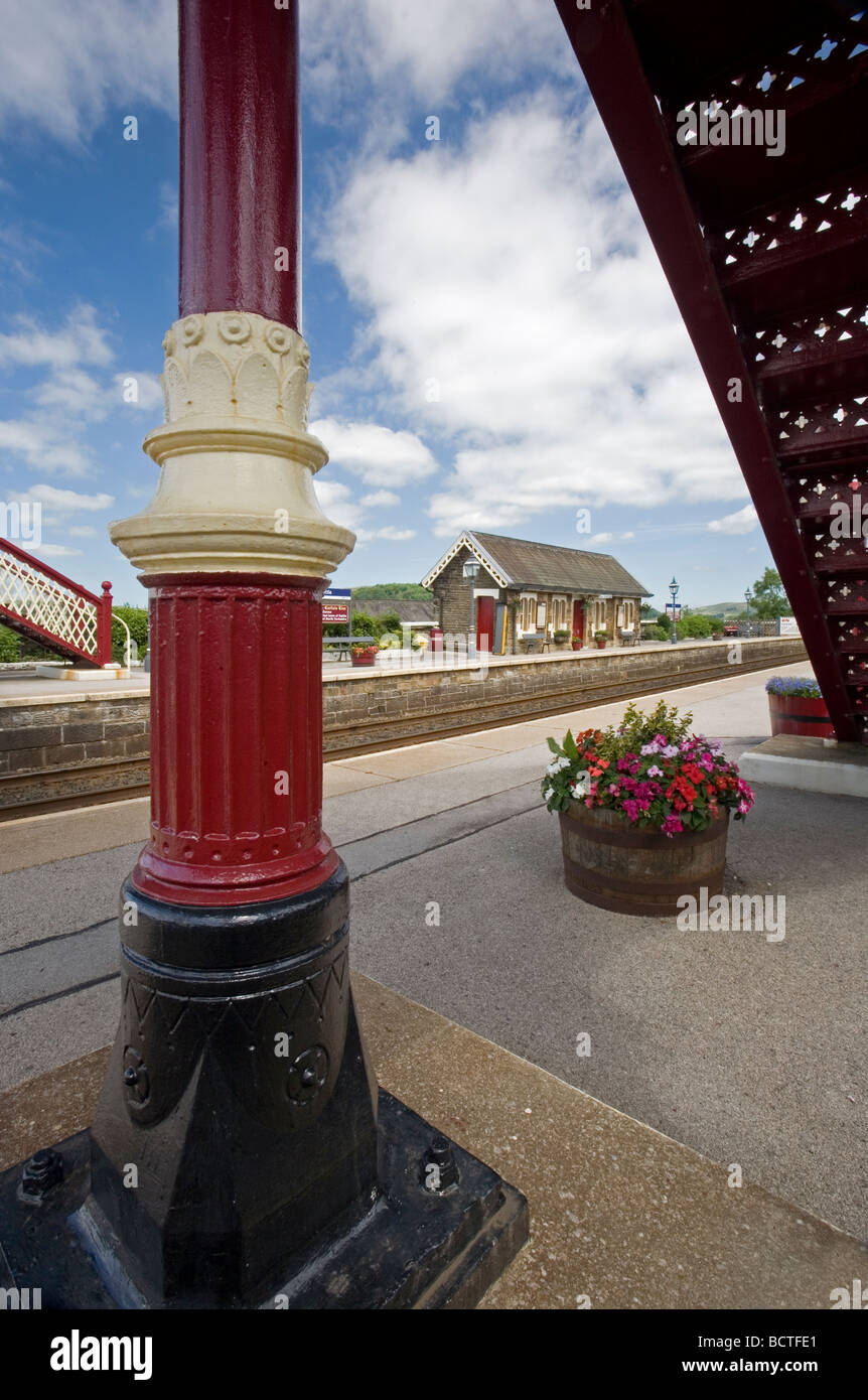 Bahnhof auf der Settle Carlisle Linie angezeigt unterhalb der antiquierten Eisenbrücke, Settle, North Yorkshire zu begleichen Stockfoto