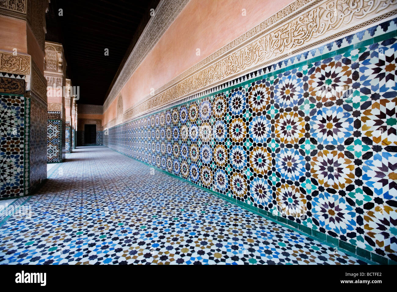 Islamische Architektur an Ben Youssef Medersa (Ben Yussuf Medressa) in Marrakesch Altstadt (Medina), Marokko. Stockfoto