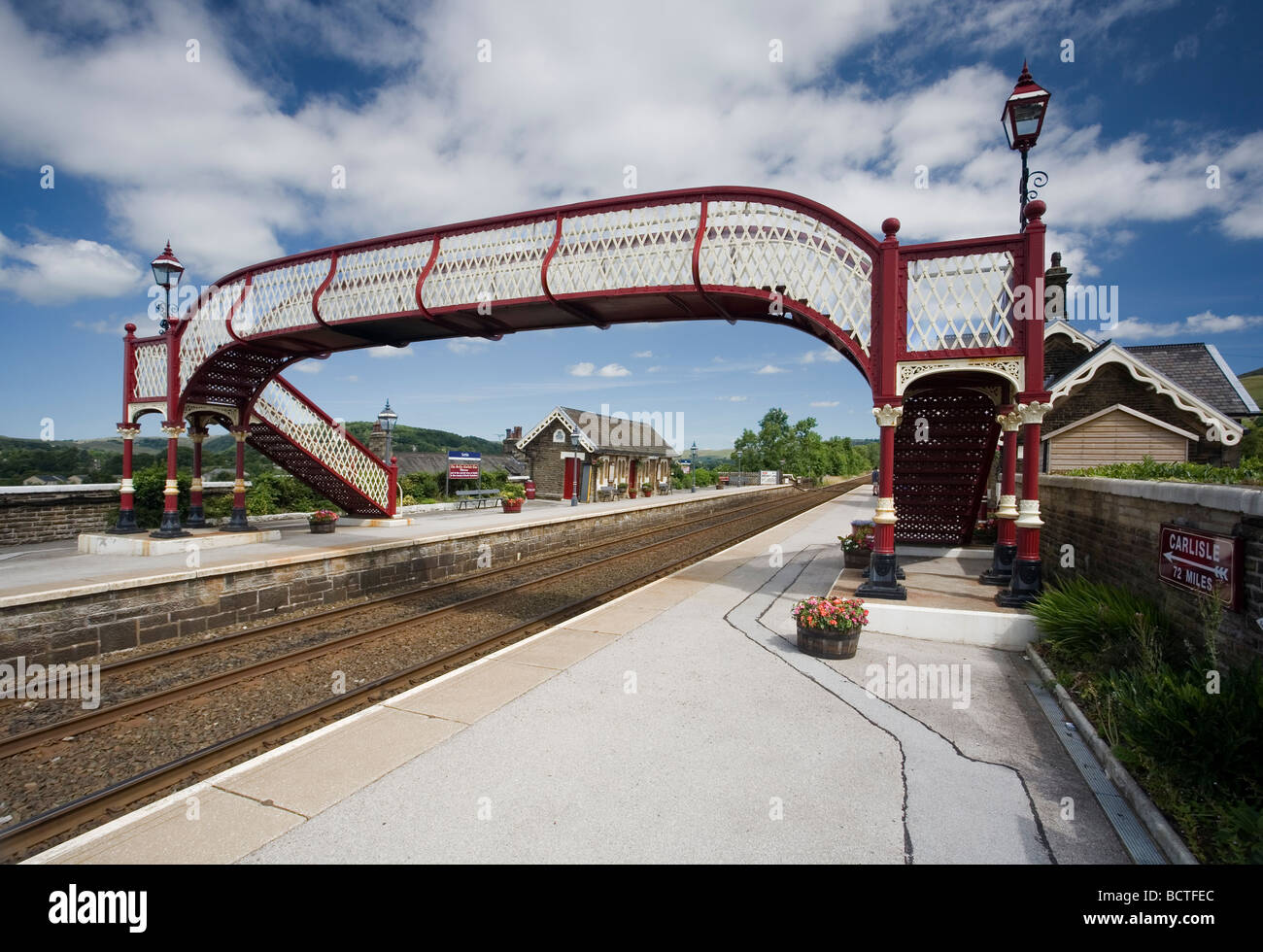 Antiquierte eisernen Brücke über die Plattform am Settle Bahnhof auf der Settle Carlisle Linie Ribblesdale, North Yorkshire Stockfoto