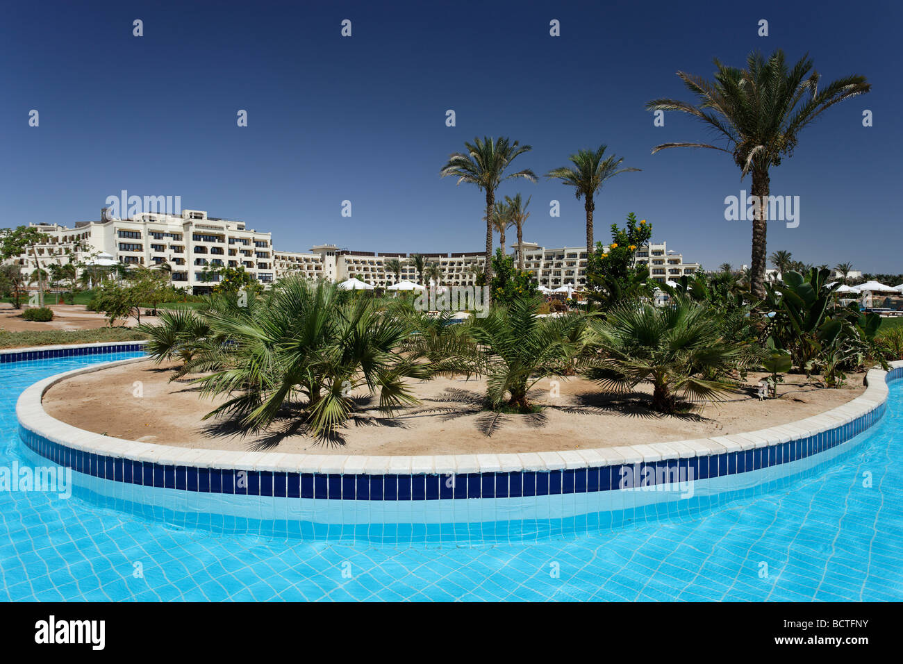 Pool, Sonnenschirme, Palmen Bäume, Steigenberger Al Dau Beach Resort, Hurhada, Ägypten, Rotes Meer, Afrika Stockfoto