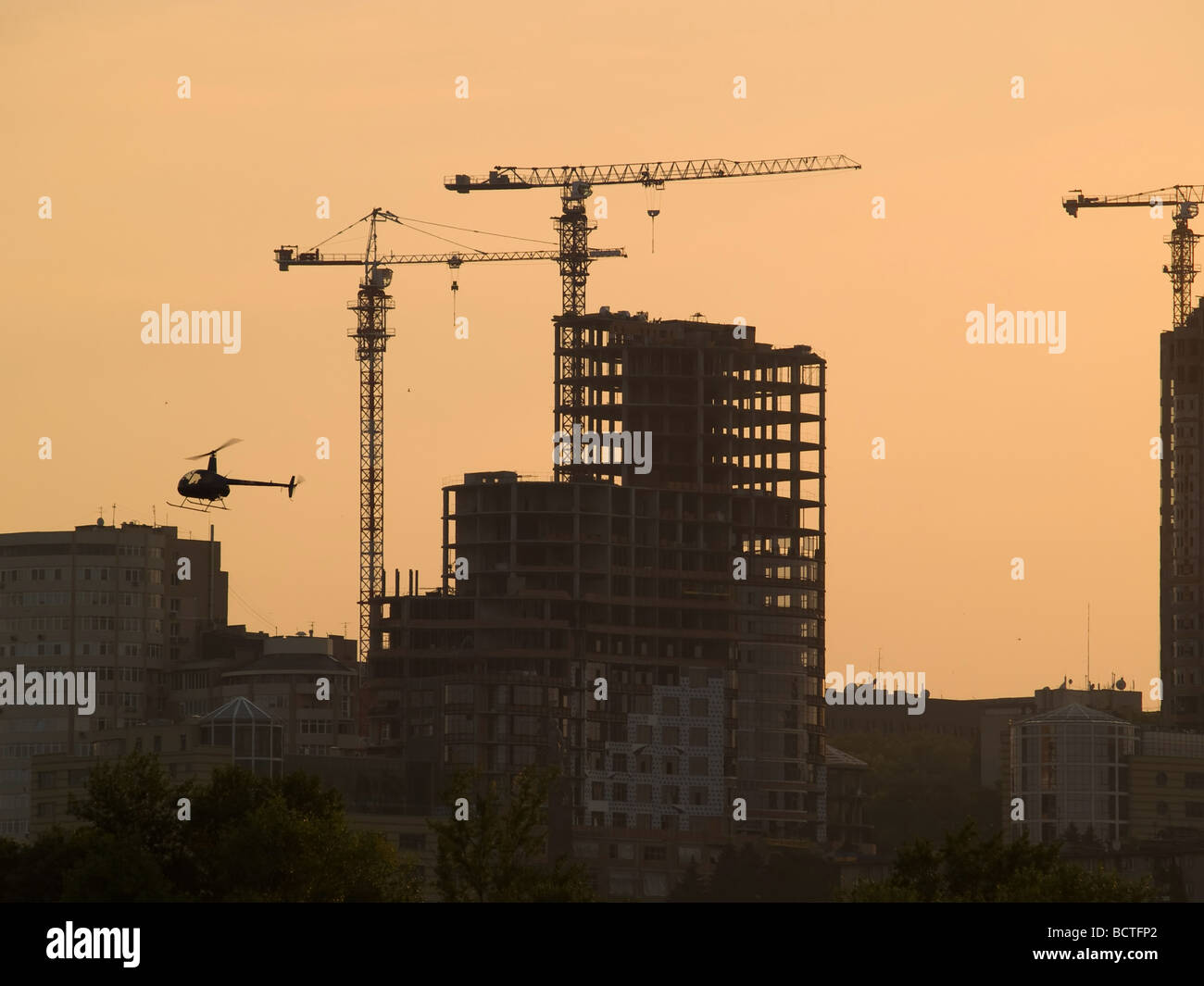 Baustelle urbane Stadtbild mit Hubschrauber in der Luft auf Dämmerung Stockfoto