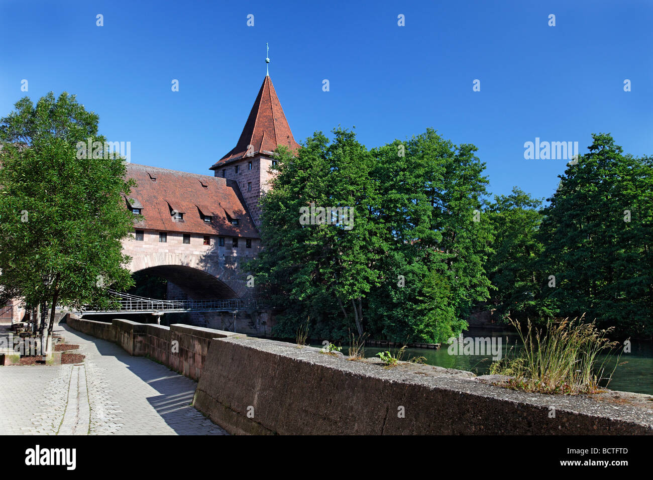 Uferpromenade mit Hallertor Tor, Kettensteg Brücke und Schlayerturm Turm, Pegnitz-Fluss, Brücke, Bäume, Wand, schleppen alt Stockfoto