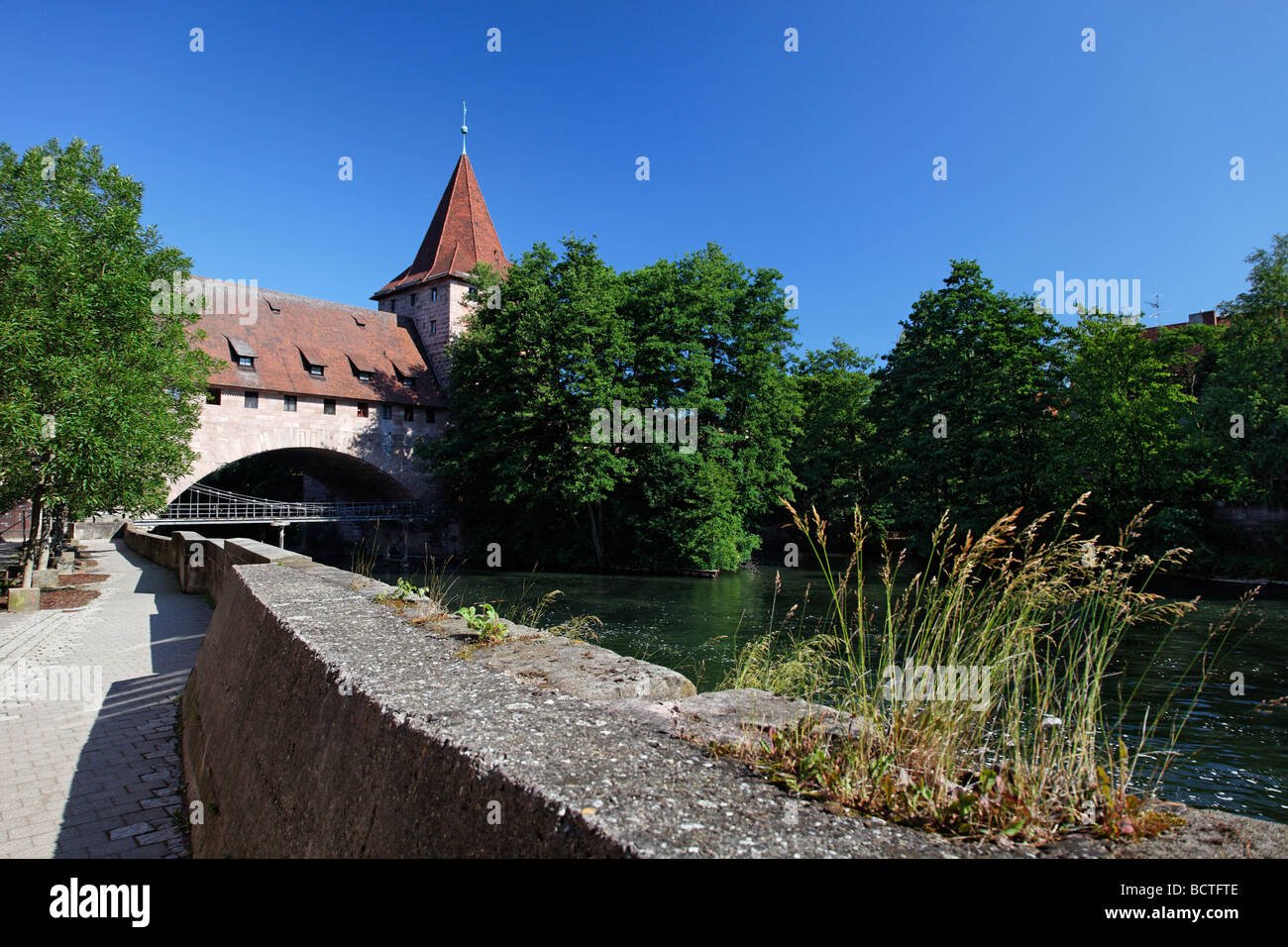 Uferpromenade mit Hallertor Tor, Kettensteg Brücke und Schlayerturm Turm, Pegnitz-Fluss, Brücke, Bäume, Wand, schleppen alt Stockfoto