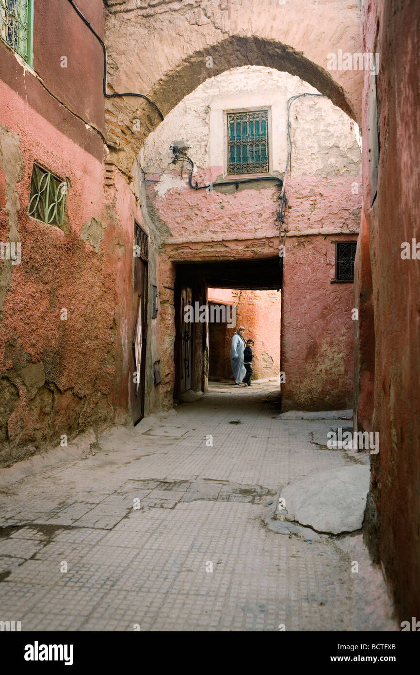 Eine schmale Gasse (Souk oder Souq) in Medina, der Altstadt von Marrakesch, Marokko. Stockfoto