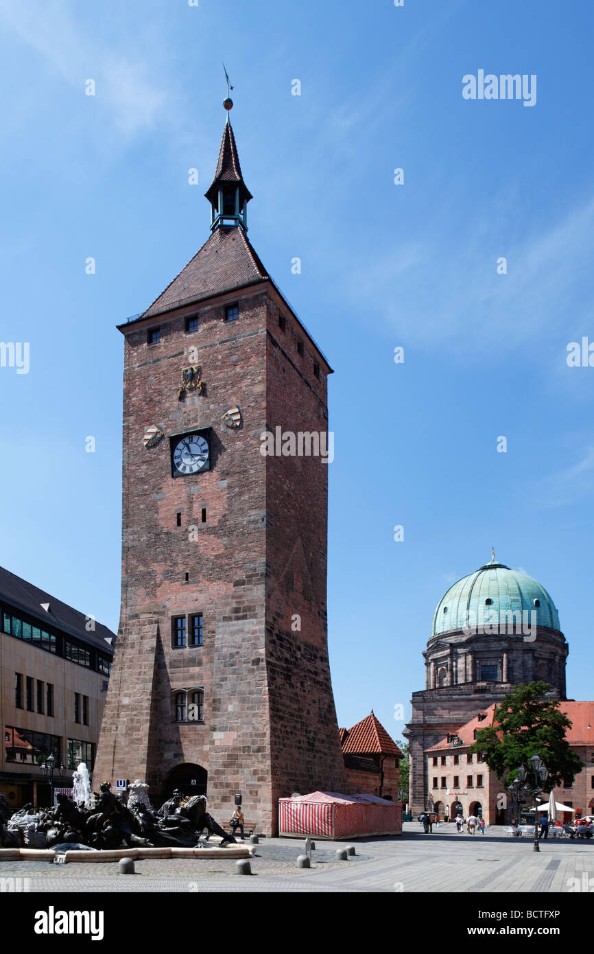 Weisser Turm Turm, Turm Uhr, 1250, Ehekarussell Brunnen, Ludwigsplatz Quadrat, St. Elisabeth Kirche, Dom, Altstadt Luxemburgs Stockfoto