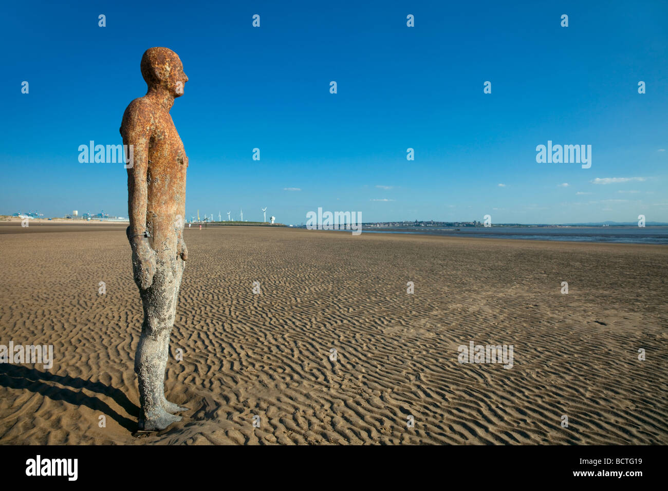 Sir Antony Gormley artwork Eine andere Stelle Crosby Strand, die Teil der Sefton Coast befindet, innerhalb der Liverpool City Region des Vereinigten Königreichs. Stockfoto
