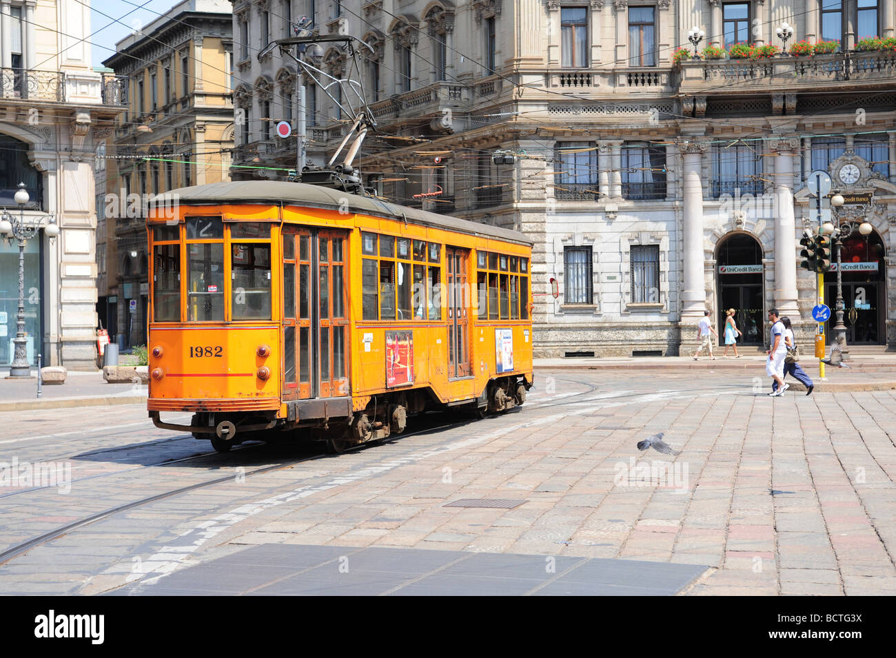 Europa Italien Mailand Trolley Straße Auto öffentliche Verkehrsmittel Stockfoto