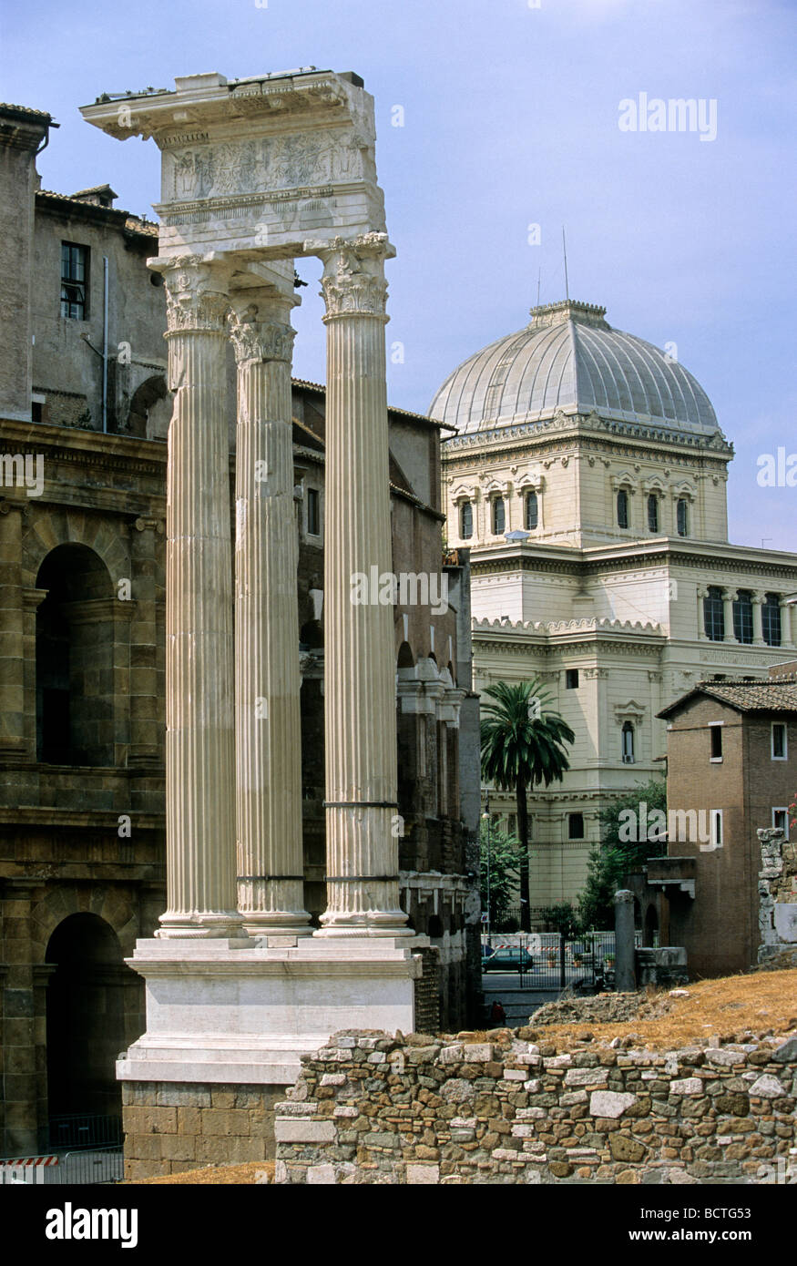 Synagoge, drei Säulen der Tempel des Apollo Sosianus, neben dem Theater des Marcellus, Forum Holitorium, Rom, Latium, es Stockfoto
