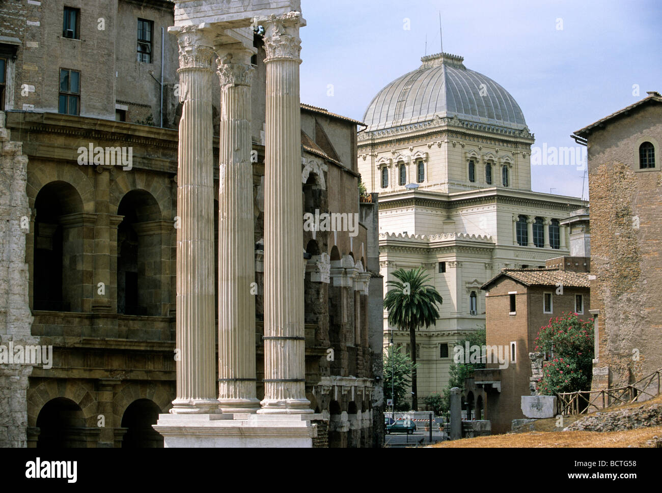 Synagoge, drei Säulen der Tempel des Apollo Sosianus, neben dem Theater des Marcellus, Forum Holitorium, Rom, Latium, es Stockfoto