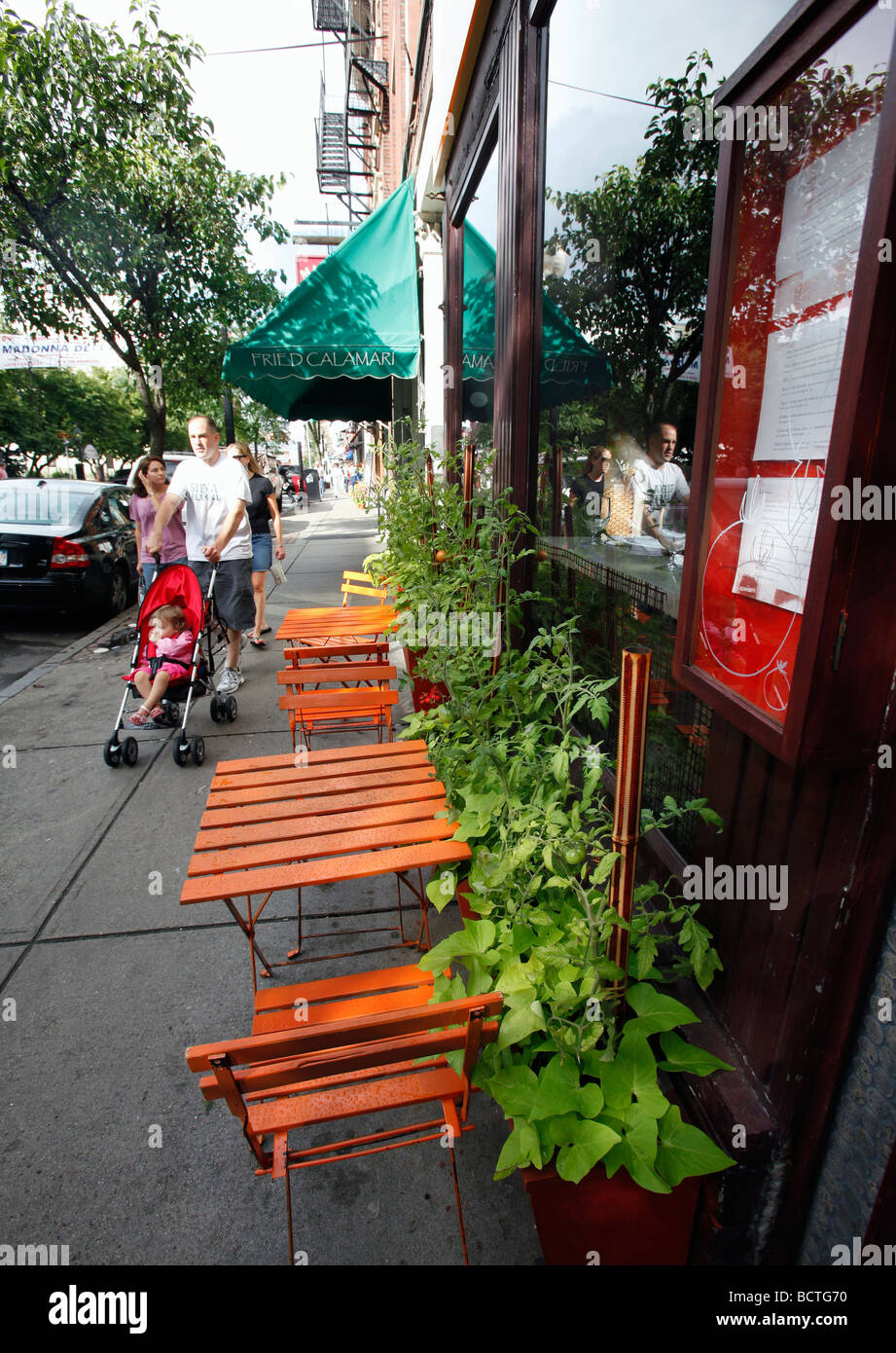 Bürgersteig Tische, Hanover Street, Boston North End Nachbarschaft Stockfoto