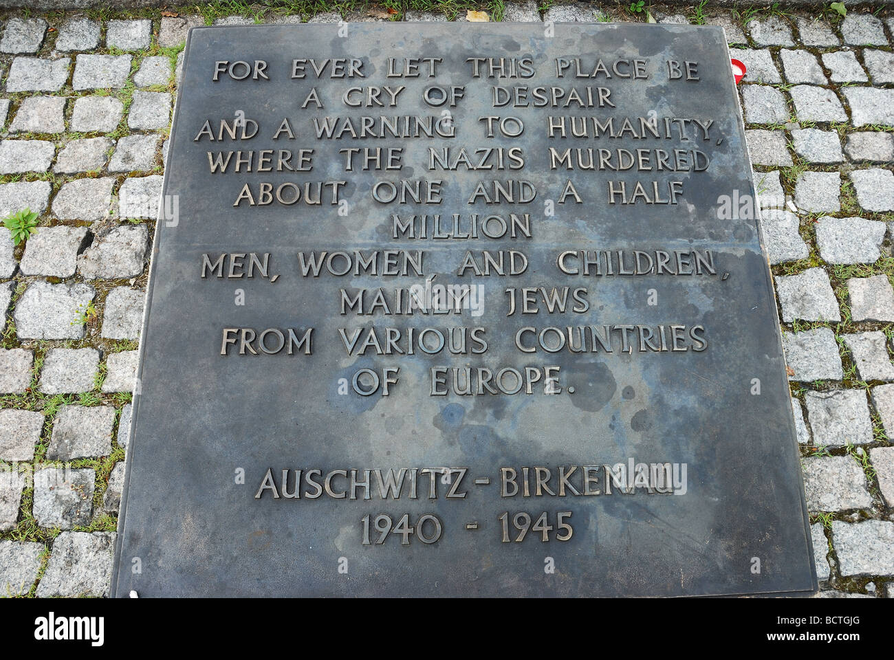 Gedenktafel am Ort der Gaskammern in Auschwitz Stockfoto