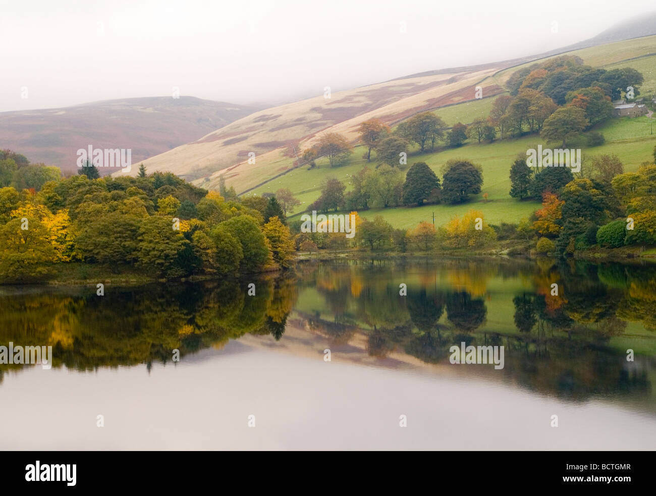 Die umliegenden Hügel, spiegelt sich im Wasser am Ladybower Vorratsbehälter spiegelt sich im Wasser, Derbyshire England UK Stockfoto