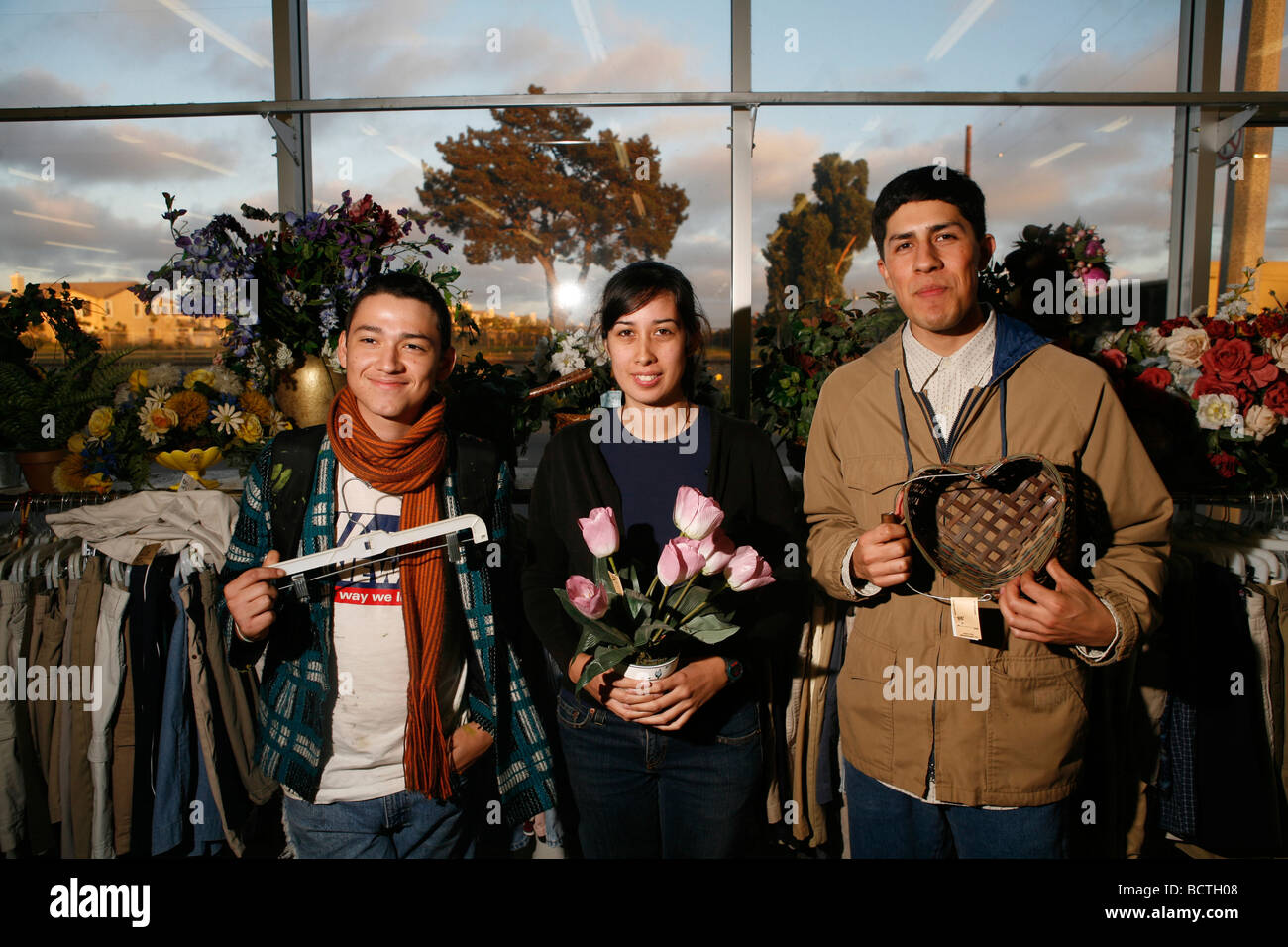 Mitglieder der Band Maria von Oxnard Kalifornien darstellen eines Band-Fotos an die zurückgebliebene Bürger Thrift Store Stockfoto