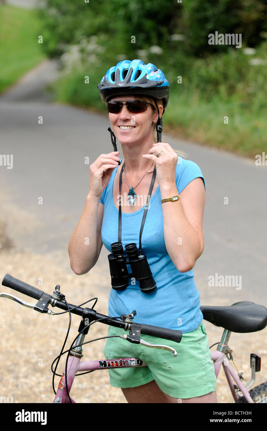 Weibliche Radfahrer ihr Zyklus Helm Kinnriemen anpassen Stockfoto