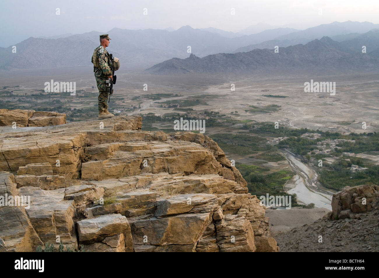 US Marine Colonel Jeff Haynes Commanding Officer 201. regionalen Korps Advisory Befehl auf einem Bergrücken mit Blick auf das Tal Tagab Stockfoto