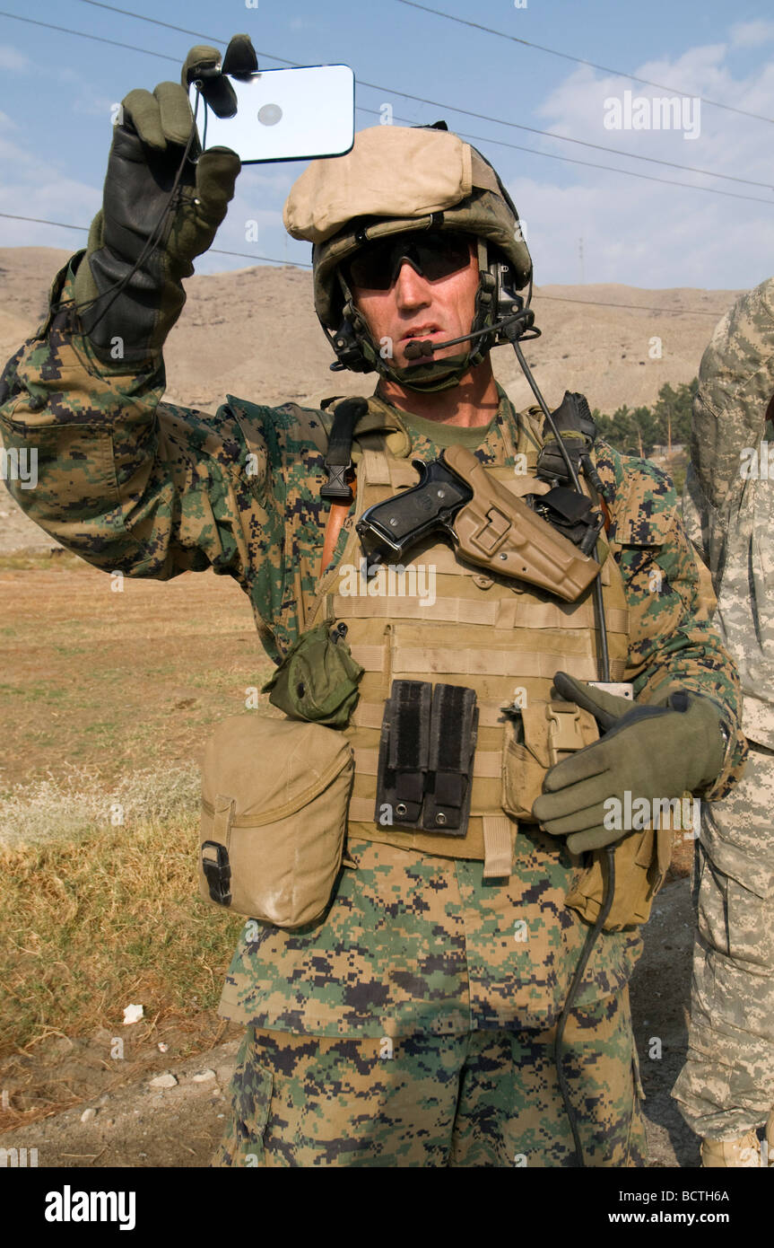 US Marine Colonel Jeff Haynes Commanding Officer 201. regionalen Korps Advisory Befehl verwendet einen Spiegel, um einen Hubschrauber zu signalisieren Stockfoto