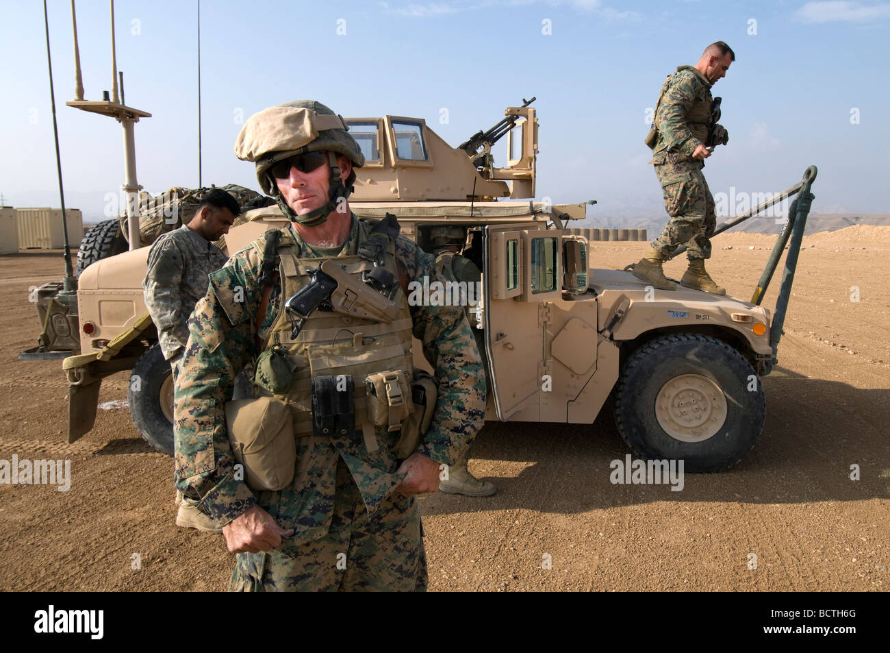 US Marine Colonel Jeff Haynes Commanding Officer 201. regionalen Korps Advisory Befehl auf einem Bergrücken mit Blick auf das Tal Tagab Stockfoto
