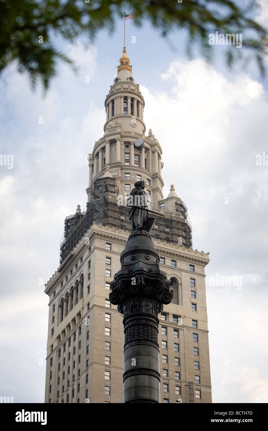 Tower City Center mit Cuyahoga County Soldiers and Sailors Monument im Vordergrund Cleveland Ohio Stockfoto