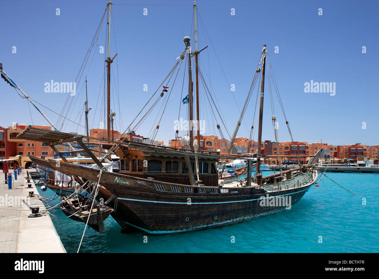 Schiffe in der Marina, Dhow aus Oman, Nizwa, Hurghada, Ägypten, Rotes Meer, Afrika Stockfoto
