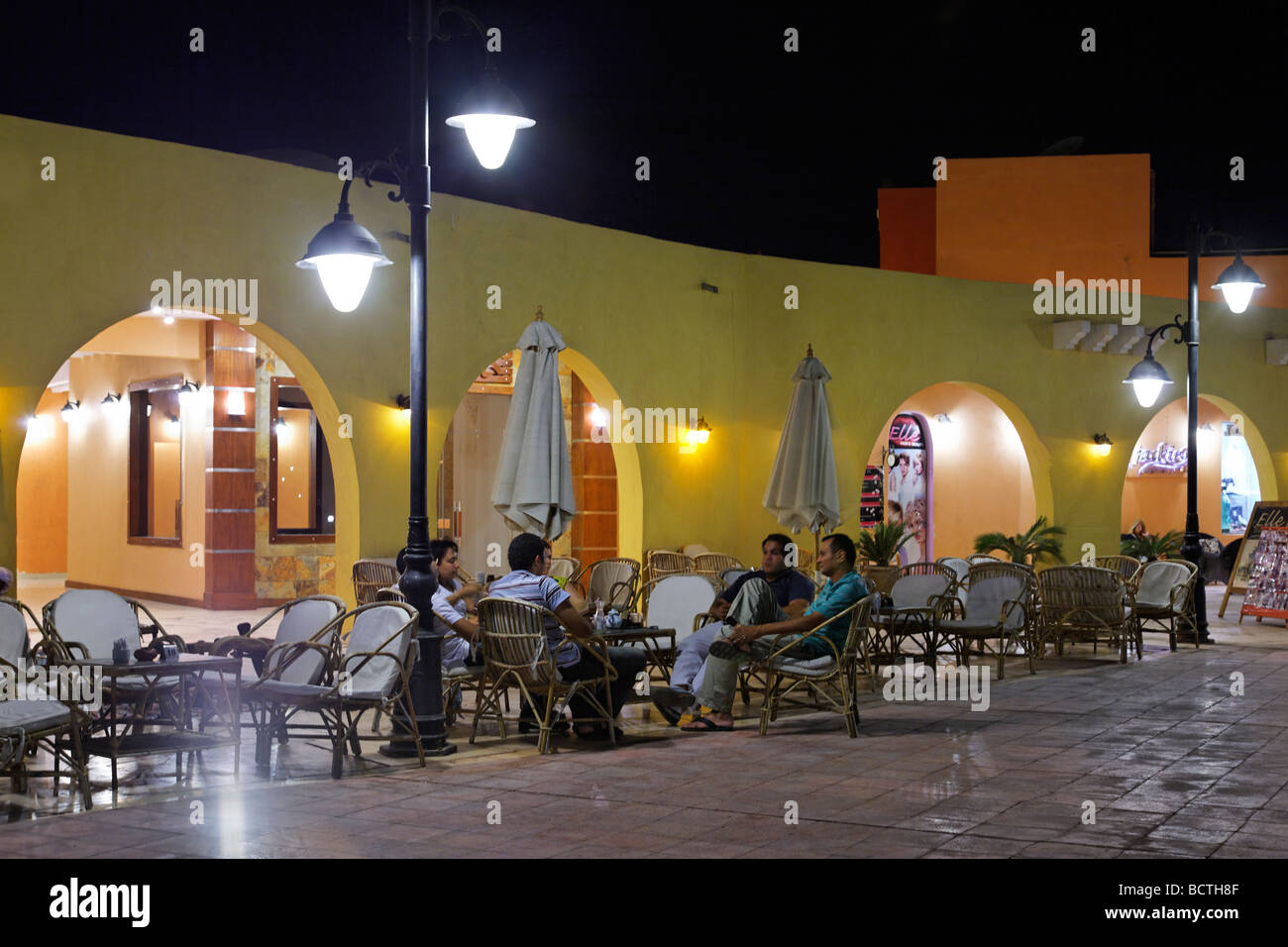 Bar, beleuchtet von Straßenlaterne, Abend, Eintritt zum traditionellen Markt Souk, Hurghada, Ägypten, Rotes Meer, Afrika Stockfoto