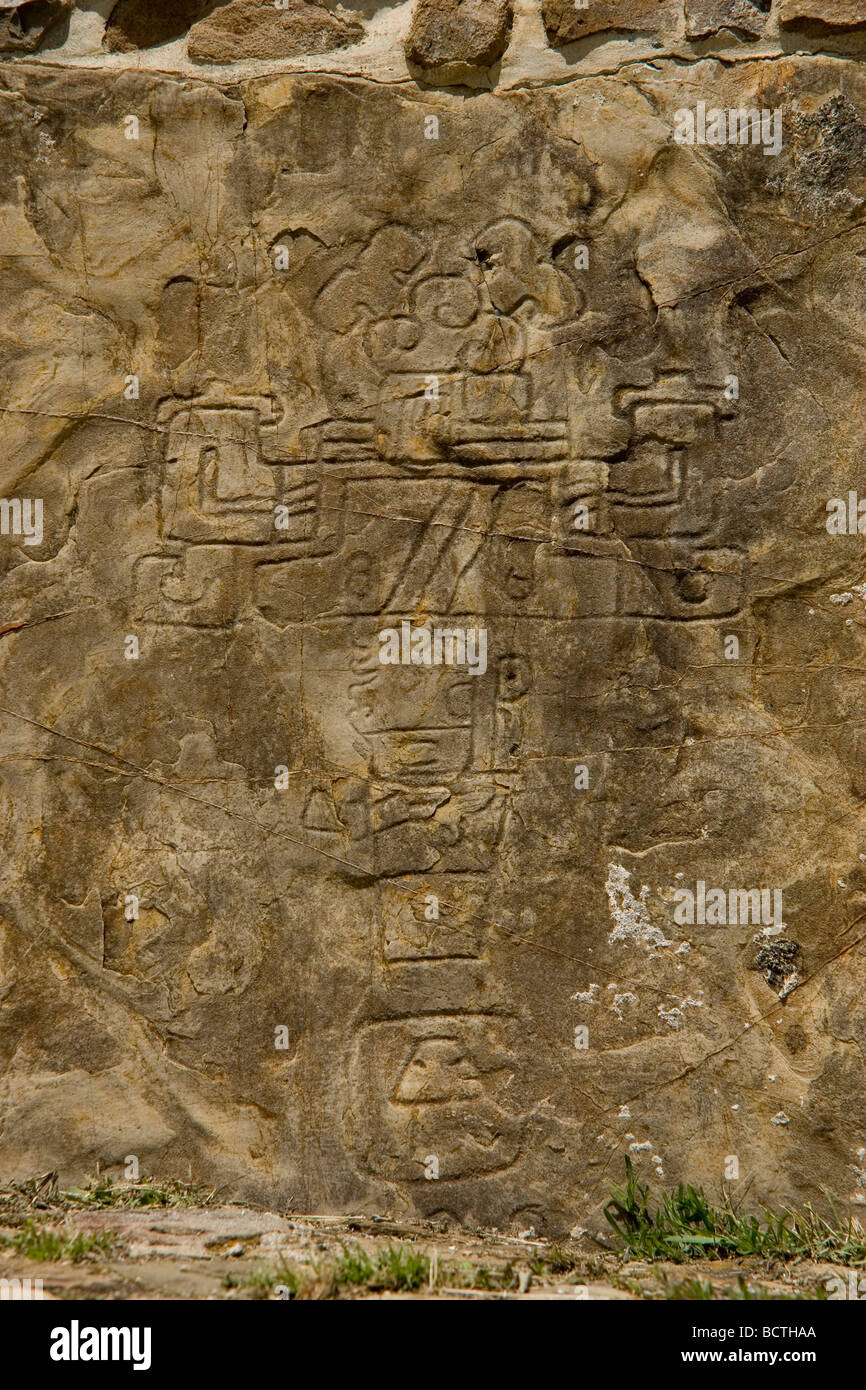 Glyphen gehauen 300 v. Chr. zeigen besiegte Führer der benachbarten Dörfer am Monte Alban Ruine Standort Oaxaca, Mexiko, 500 v. Chr. - 750 n. Chr. Stockfoto