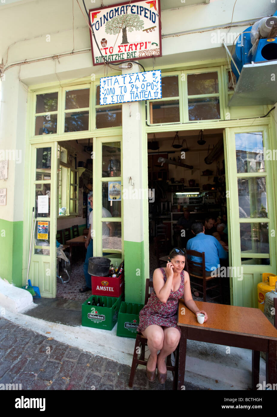 Traditionelles Café im Dorf von Agiassos auf Lesbos Insel in Griechenland Stockfoto