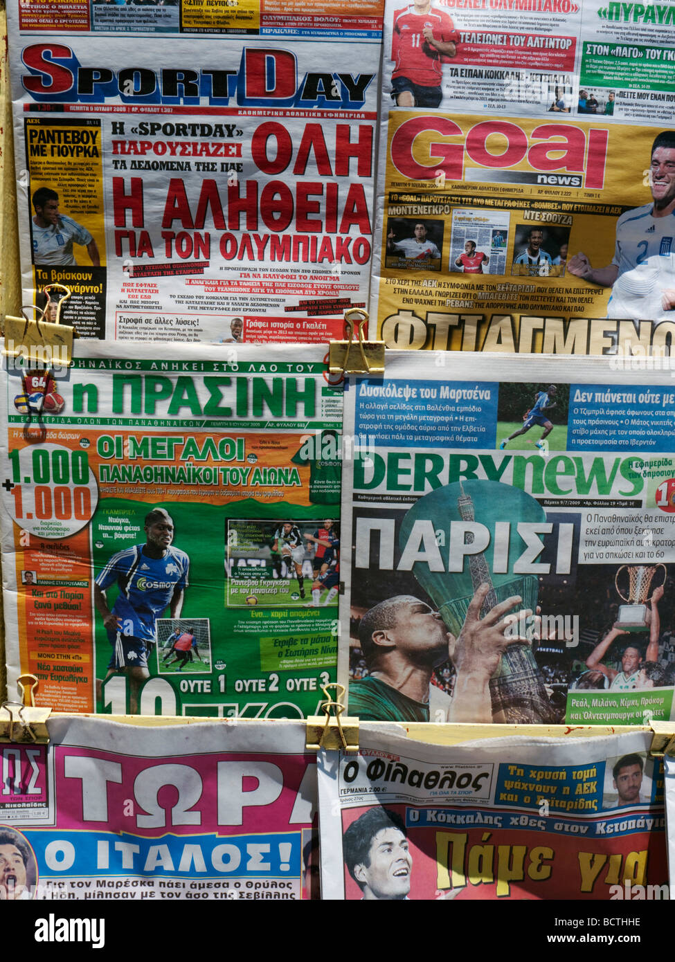 Detail des griechischen Sport Zeitungen auf rack Stockfoto