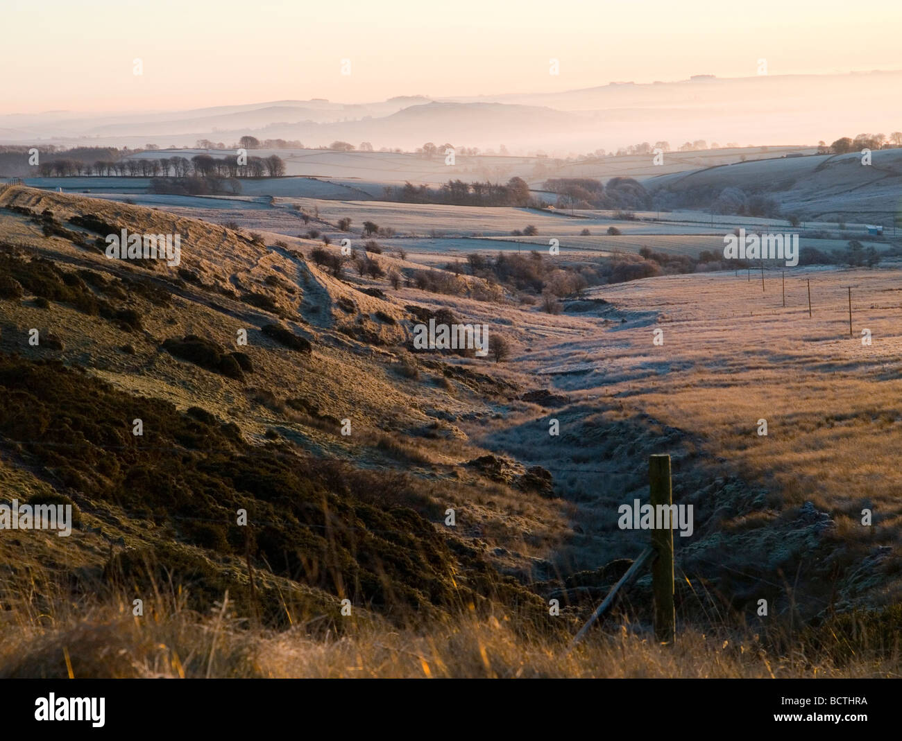 Ein Winter-Sonnenaufgang über der Landschaft in der Nähe von Longnor im Peak District, Derbyshire England UK Stockfoto