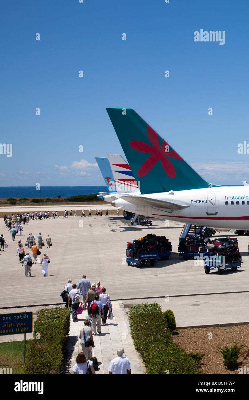 drei Ebenen saß auf der Startbahn warten darauf, gespeist werden und Passagiere an Bord in Kefalonia, griechische Insel in der Sonne Stockfoto