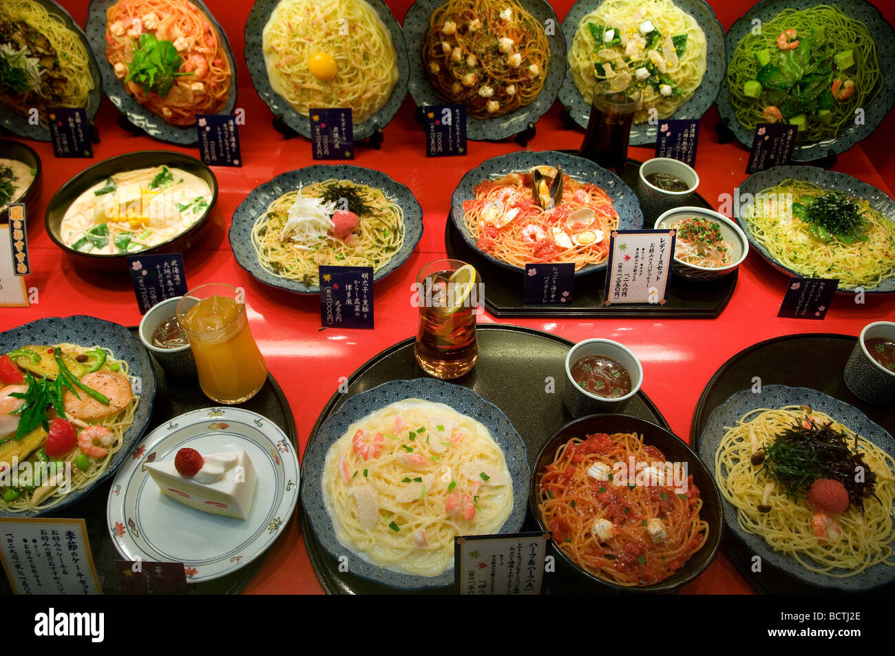 Lebensmittelmodelle aus Kunststoff oder Wachs, in Japan als „Shokuhin sampuru“ bekannt, in einem Restaurantfenster in Tokio, Japan Stockfoto