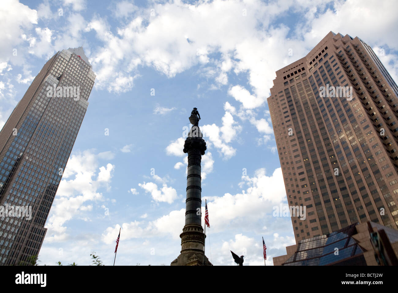 Cuyahoga County Soldaten und Sailors Monument und Wolkenkratzer in Cleveland Ohio Stockfoto