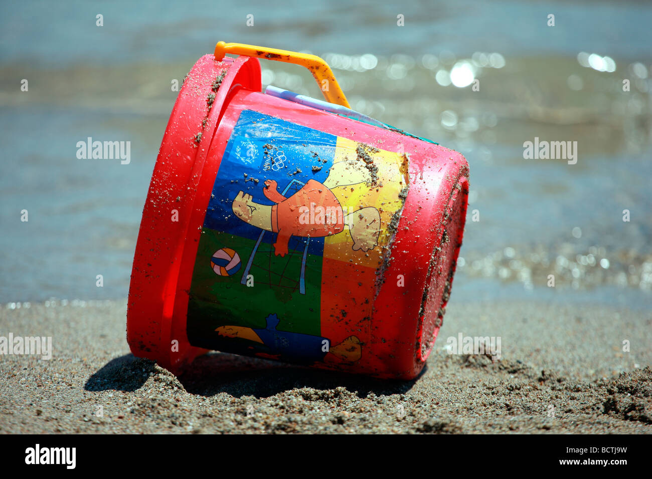 Roten Eimer am Strand Stockfoto