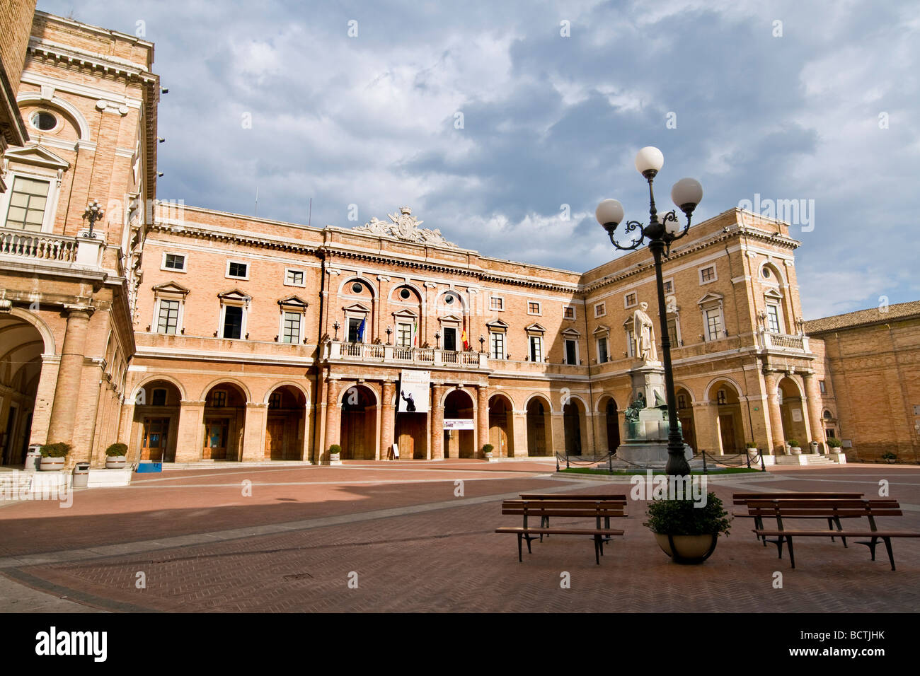 Piazza Giacomo Leopardi Recanati Macerata Italien Stockfoto