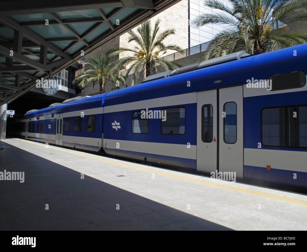 Ein Zug der israelischen Eisenbahn am Bahnsteig von Terminal 3 am Bahnhof des Flughafens Ben Gurion in Israel Stockfoto