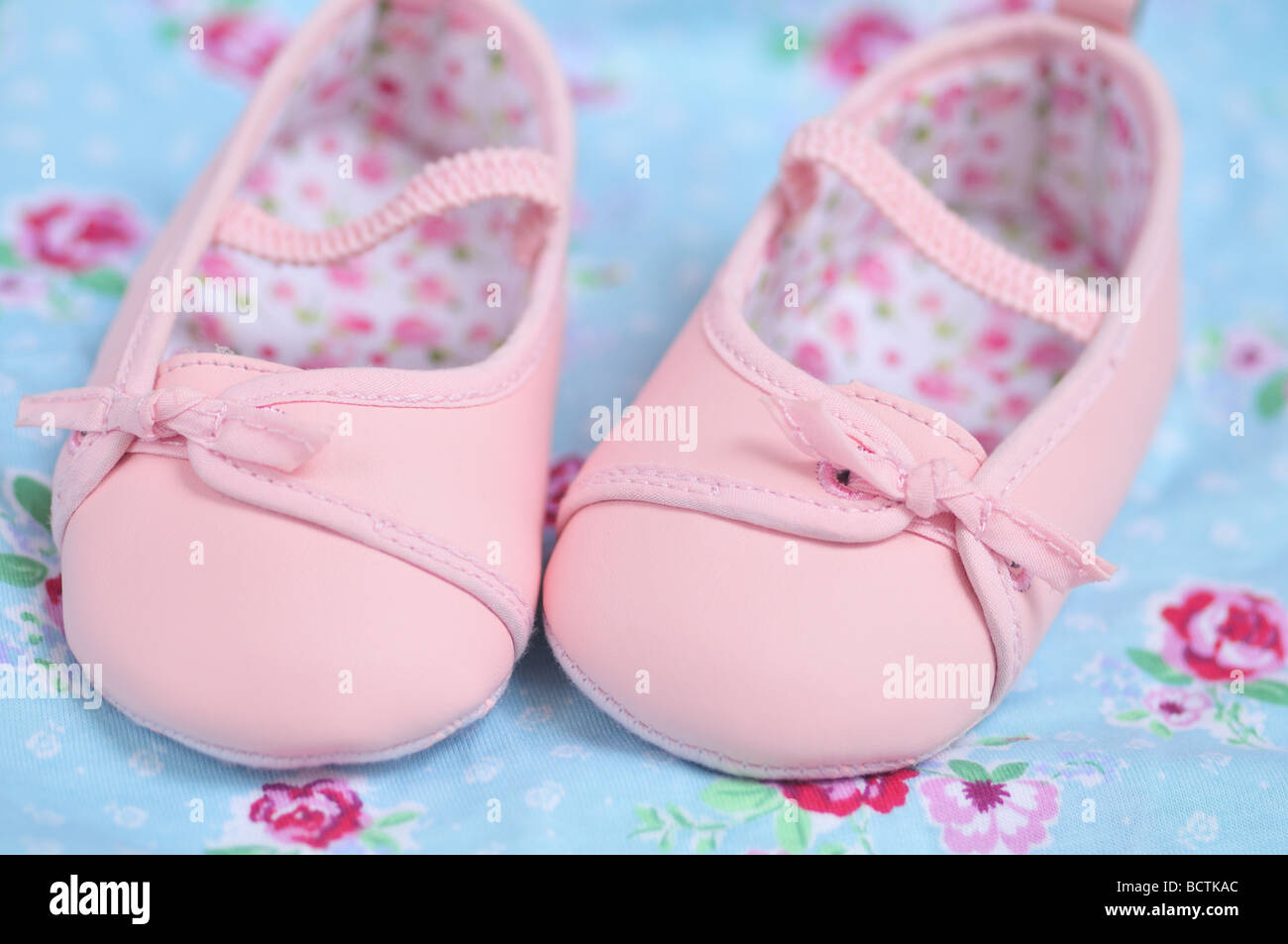 Adorable pink Babyschuhe Mädchen Stockfoto