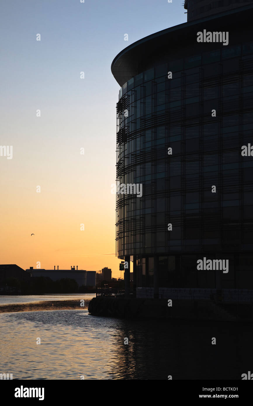 MediaCity uk von der BBC über den Manchester Ship Canal Salford Quays Manchester England UK besetzt Stockfoto