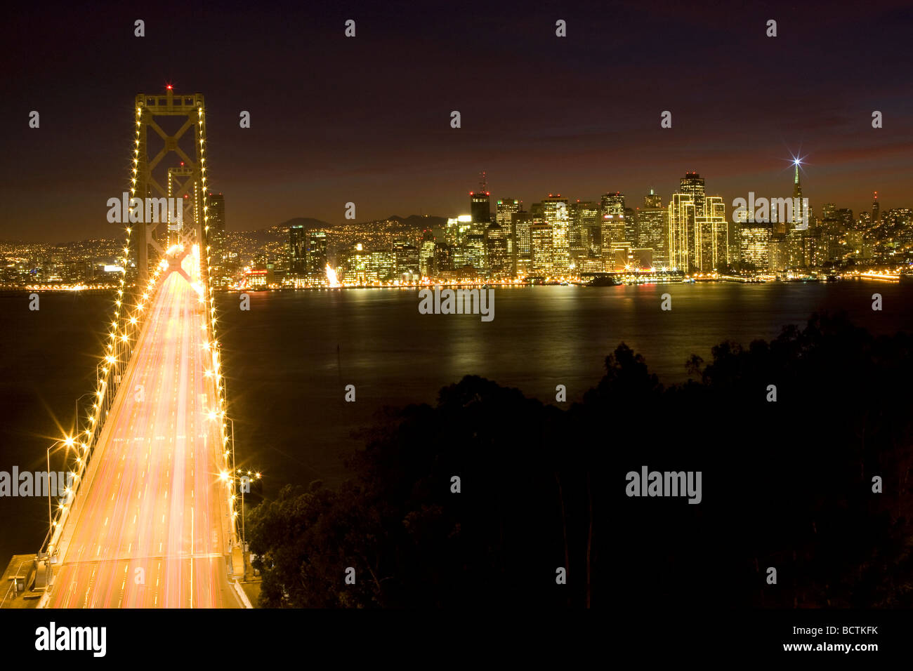 Bay Bridge in San Francisco und die Stadt im Hintergrund. Stockfoto