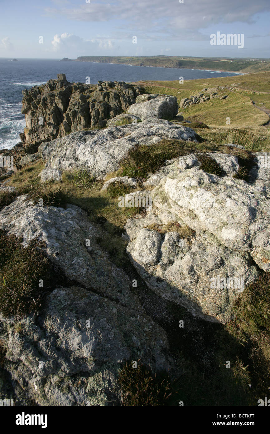 Bereich der Sennen, England. Ansicht von Pedn-Männer-du Klippe mit Cape Cornwall im fernen Hintergrund. Stockfoto