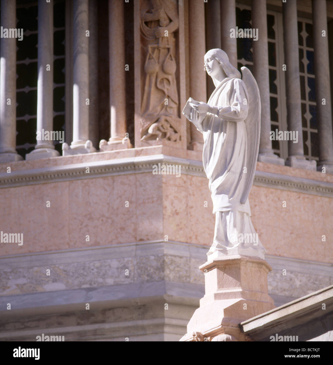 Statue des Engels auf das Baptisterium in Bergamo Stockfoto
