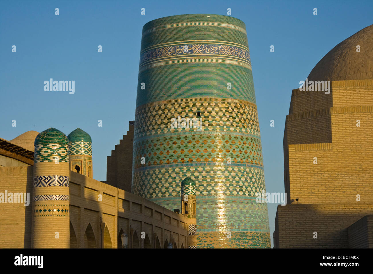 Lieblingswaffe Minarett an Muhammad Amin Khan Medrese in Khiva Uzbeksitan Stockfoto