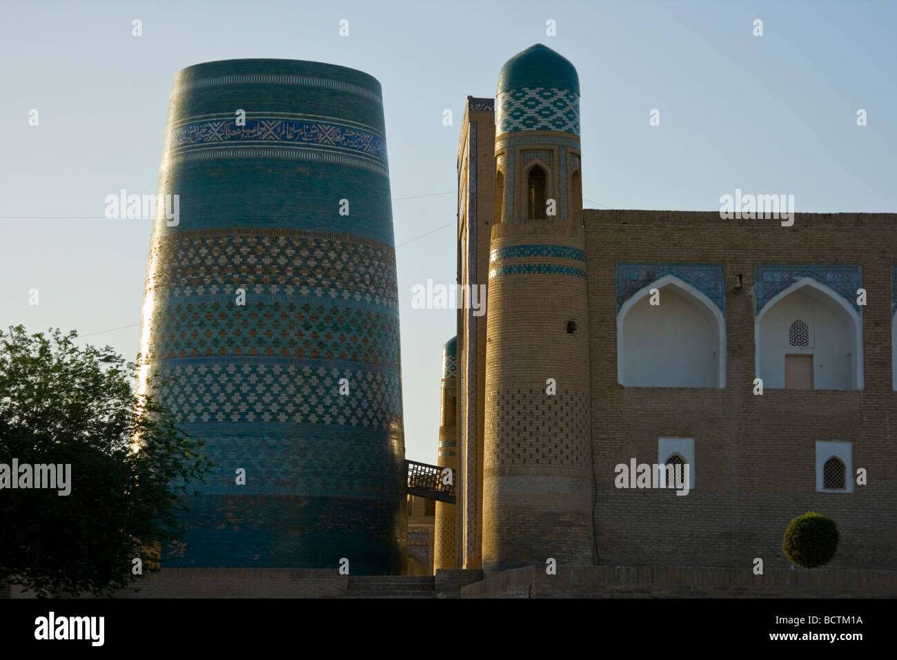 Lieblingswaffe Minarett an Muhammad Amin Khan Medrese in Khiva Uzbeksitan Stockfoto