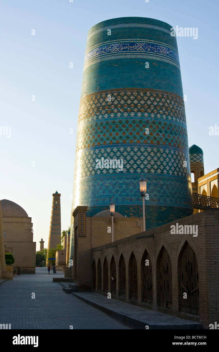 Lieblingswaffe Minarett an Muhammad Amin Khan Medrese in Khiva Uzbeksitan Stockfoto